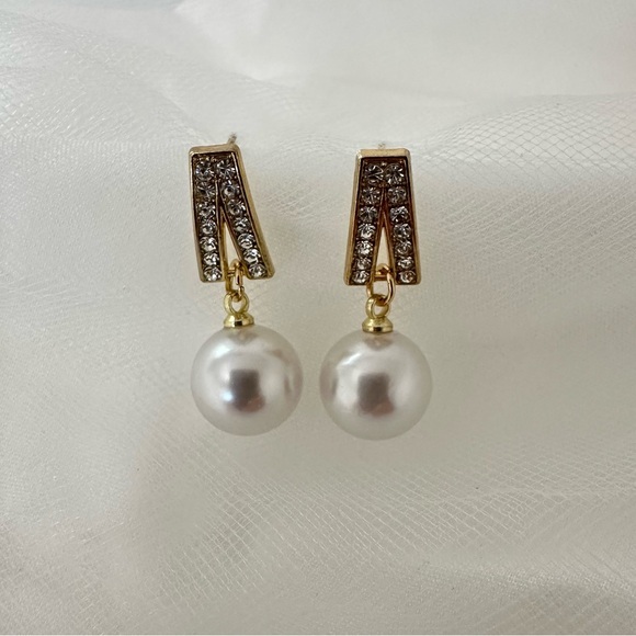 Fashion Jewelry Jewelry - Gold and White Pearl Dangle Earrings